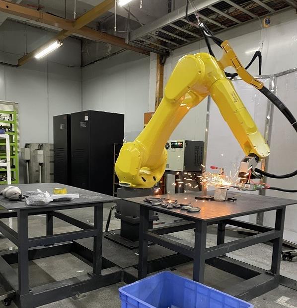 機(jī)械手三維激光切割代加工現(xiàn)場